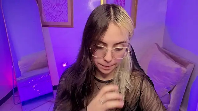 Hela v online show from November 28, 2025, 8:09 pm