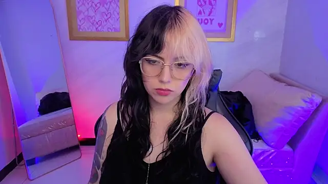 Hela v online show from February 13, 2026, 8:09 pm