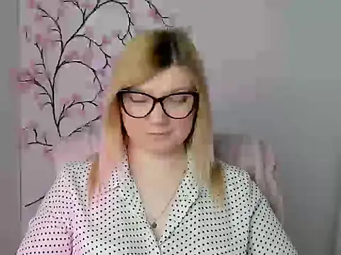 Snapshot of Lola_moree chatting on April 23, 2026, 12:29 pm Lola moree online show from April 23, 2026, 12:29 pm