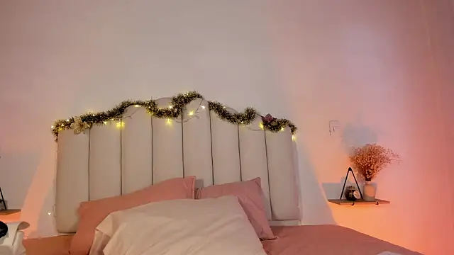 Snapshot of Zaira_Rose_ chatting on December 20, 2025, 1:14 pm Zaira Rose online show from December 20, 2025, 1:14 pm