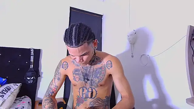 Snapshot of hot_man05 chatting on January 6, 2026, 9:19 pm hot man05 online show from January 6, 2026, 9:19 pm