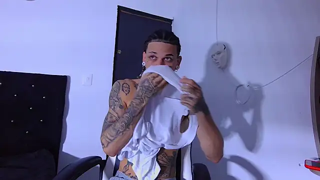 Snapshot of hot_man05 chatting on December 19, 2025, 12:25 am hot man05 online show from December 19, 2025, 12:25 am