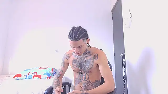 Snapshot of hot_man05 chatting on February 5, 2026, 2:02 pm hot man05 online show from February 5, 2026, 2:02 pm