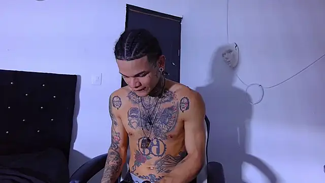 Snapshot of hot_man05 chatting on December 20, 2025, 12:46 am hot man05 online show from December 20, 2025, 12:46 am