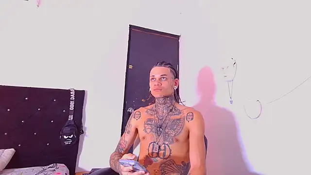 Snapshot of hot_man05 chatting on January 7, 2026, 5:07 pm hot man05 online show from January 7, 2026, 5:07 pm