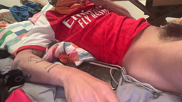 Lucasss1712 online show from April 18, 2026, 11:16 pm