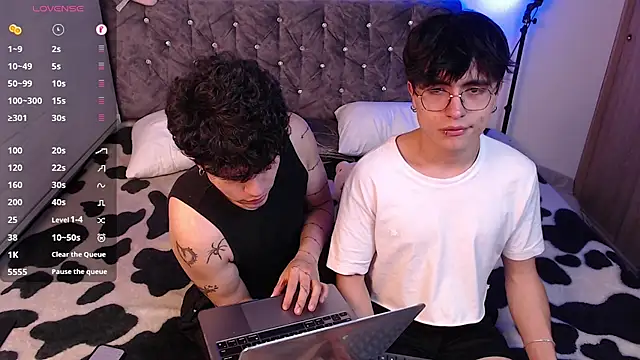 Snapshot of stiven_and_ale chatting on March 11, 2025, 5:24 am stiven and ale online show from March 11, 2025, 5:24 am