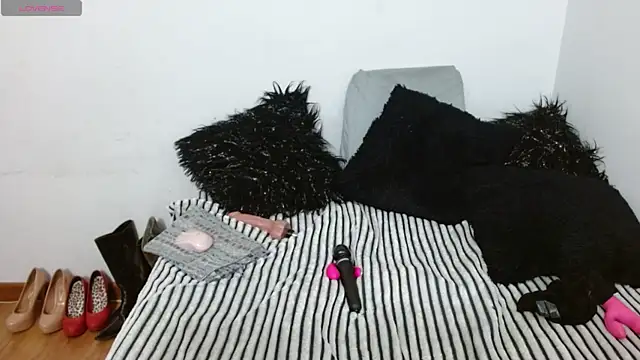 Lunasquirt1985 online show from October 15, 2025, 11:40 am