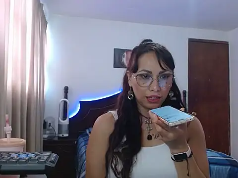 Snapshot of AloLovely_ chatting on April 21, 2026, 8:59 pm AloLovely online show from April 21, 2026, 8:59 pm