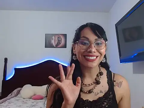 Snapshot of AloLovely_ chatting on May 6, 2026, 11:53 pm AloLovely online show from May 6, 2026, 11:53 pm