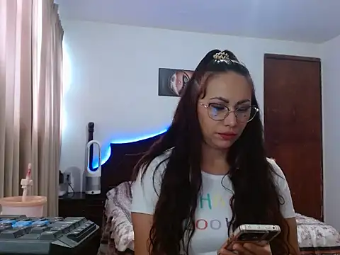 Snapshot of AloLovely_ chatting on April 24, 2026, 7:27 pm AloLovely online show from April 24, 2026, 7:27 pm