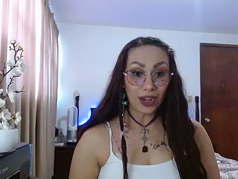 Snapshot of AloLovely_ chatting on April 1, 2026, 11:01 pm AloLovely online show from April 1, 2026, 11:01 pm