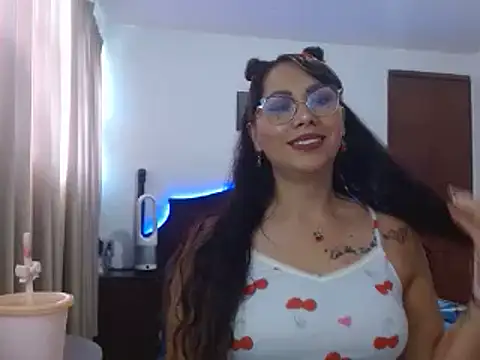 Snapshot of AloLovely_ chatting on April 17, 2026, 8:11 pm AloLovely online show from April 17, 2026, 8:11 pm