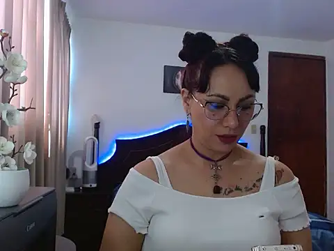 Snapshot of AloLovely_ chatting on March 27, 2026, 8:43 pm AloLovely online show from March 27, 2026, 8:43 pm