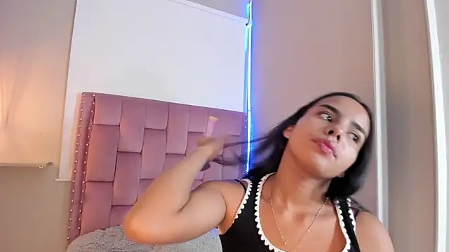 Roxy Stonee online show from March 11, 2026, 7:30 pm