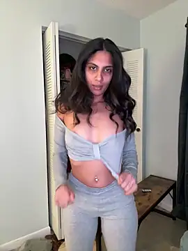 Snapshot of Liyah_19 chatting on February 2, 2026, 11:48 pm Liyah 19 online show from February 2, 2026, 11:48 pm