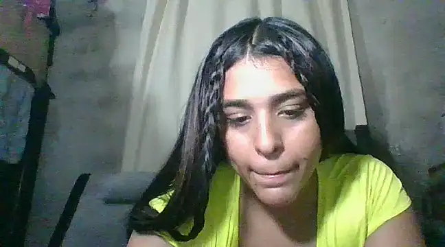 Snapshot of Juviaandgray2 chatting on February 17, 2025, 12:11 am Juviaandgray2 online show from February 17, 2025, 12:11 am