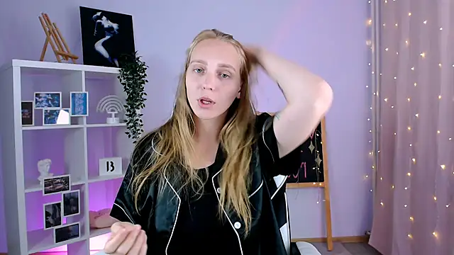 Snapshot of VeronicaAndersen chatting on September 30, 2025, 10:43 am VeronicaAndersen online show from September 30, 2025, 10:43 am
