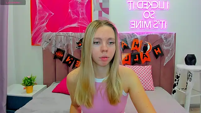 TessaAdorable online show from October 28, 2025, 1:28 am