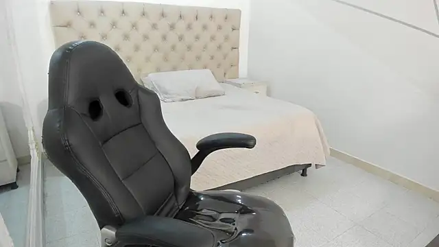 JhoanLeandro online show from October 19, 2025, 5:21 am