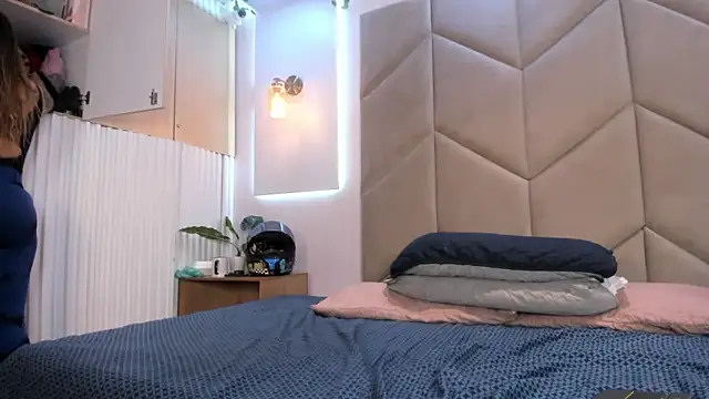 Snapshot of AzunaStar chatting on December 21, 2025, 10:32 pm AzunaStar online show from December 21, 2025, 10:32 pm