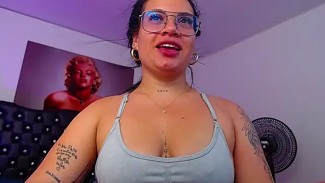 Snapshot of Taliana36 chatting on February 4, 2025, 12:55 pm Taliana36 online show from February 4, 2025, 12:55 pm