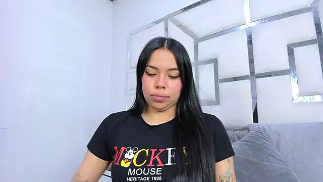 ZoeWan69 online show from November 18, 2025, 2:42 pm