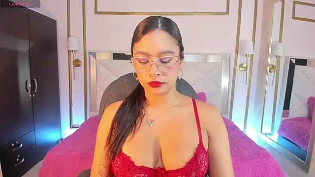 victoria  Smith online show from November 11, 2025, 12:33 pm