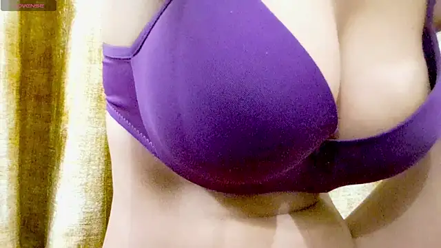 Snapshot of RAYI_01 chatting on October 14, 2025, 4:18 pm RAYI 01 online show from October 14, 2025, 4:18 pm