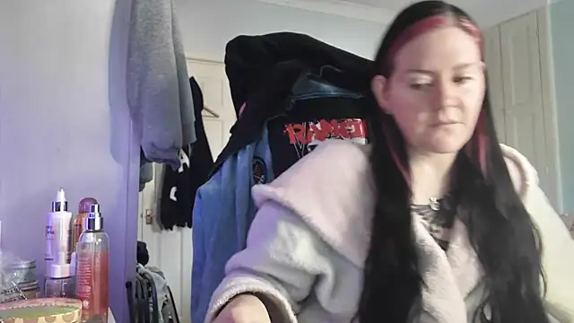 AureliaXOX online show from November 3, 2025, 9:46 am