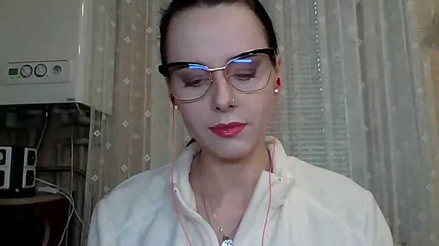 LuminousLady online show from October 5, 2025, 1:24 pm