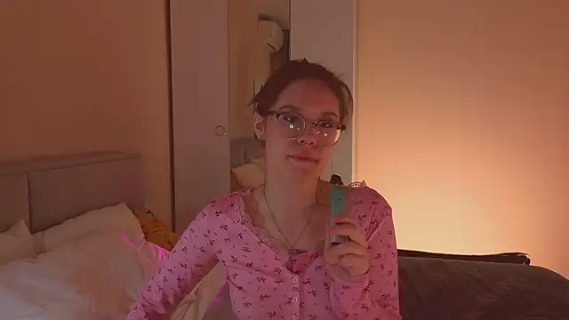 Snapshot of Mia_Luw chatting on February 7, 2026, 12:40 am Mia Luw online show from February 7, 2026, 12:40 am