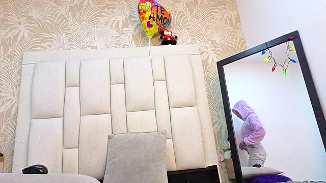 dafnnelewis online show from February 9, 2026, 11:19 am