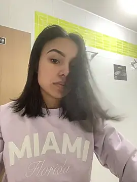 Snapshot of julieta_fn chatting on April 29, 2026, 2:21 pm julieta fn online show from April 29, 2026, 2:21 pm