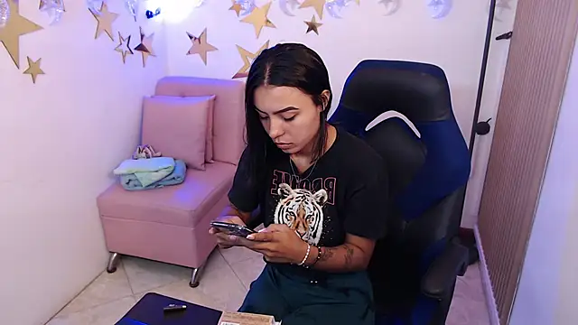 Snapshot of julieta_fn chatting on June 18, 2026, 1:49 pm julieta fn online show from June 18, 2026, 1:49 pm
