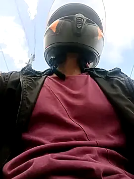 gualoem28 online show from November 14, 2025, 8:12 pm