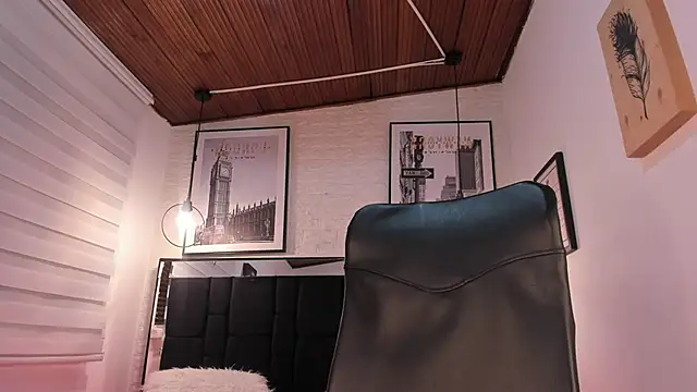 tylla  online show from September 10, 2025, 3:49 am