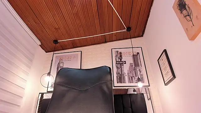 tylla  online show from September 22, 2025, 3:45 am