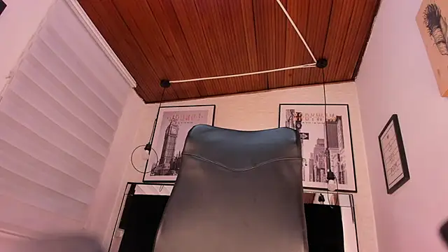 tylla  online show from December 4, 2025, 3:38 am