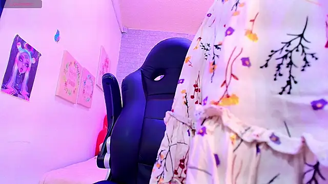 tylla  online show from March 22, 2025, 3:09 am