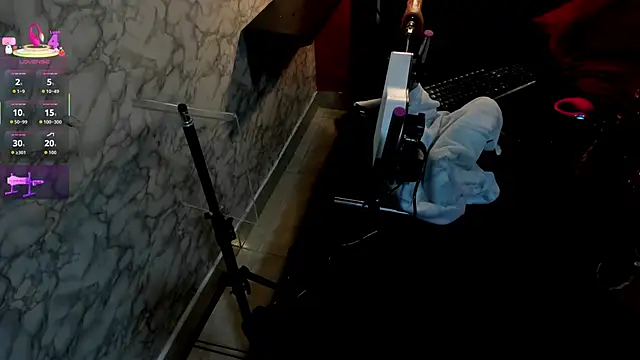 IVISBOUNCYASS online show from December 15, 2025, 12:33 pm