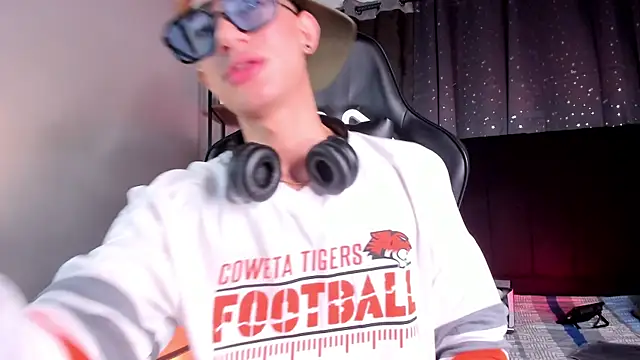 NovaaWheler online show from December 3, 2025, 6:18 pm