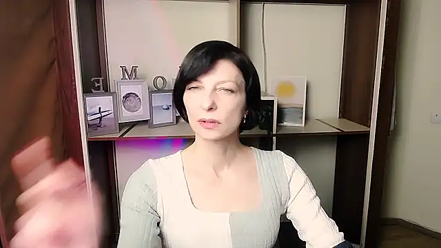  AngeliaFlow  online show from January 16, 2026, 4:44 pm