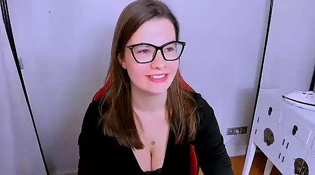 Snapshot of CarolineFlirt chatting on March 7, 2025, 9:17 pm CarolineFlirt online show from March 7, 2025, 9:17 pm