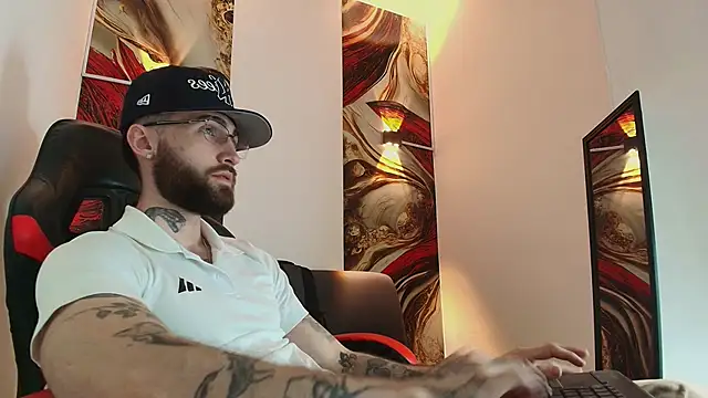 Luke davis01 online show from October 17, 2025, 1:24 pm