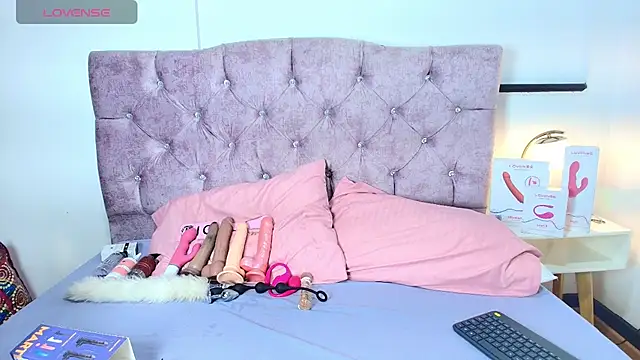 Snapshot of Skye_Moore chatting on November 5, 2025, 7:17 pm Skye Moore online show from November 5, 2025, 7:17 pm