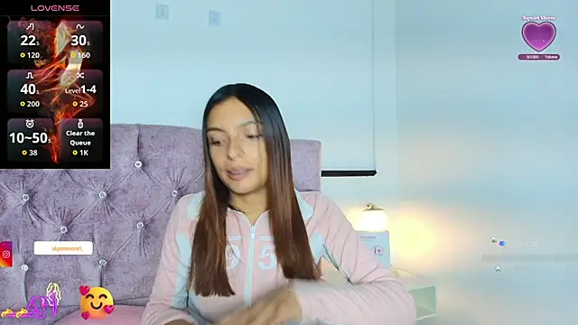 Snapshot of Skye_Moore chatting on October 21, 2025, 12:04 pm Skye Moore online show from October 21, 2025, 12:04 pm