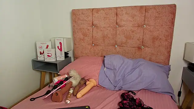 Snapshot of Skye_Moore chatting on October 14, 2025, 12:06 pm Skye Moore online show from October 14, 2025, 12:06 pm