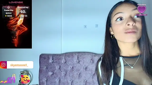 Snapshot of Skye_Moore chatting on November 4, 2025, 7:50 pm Skye Moore online show from November 4, 2025, 7:50 pm