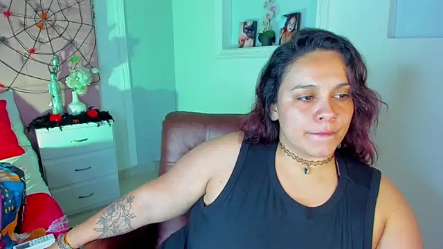 KourtneyEvans online show from October 17, 2025, 7:37 pm